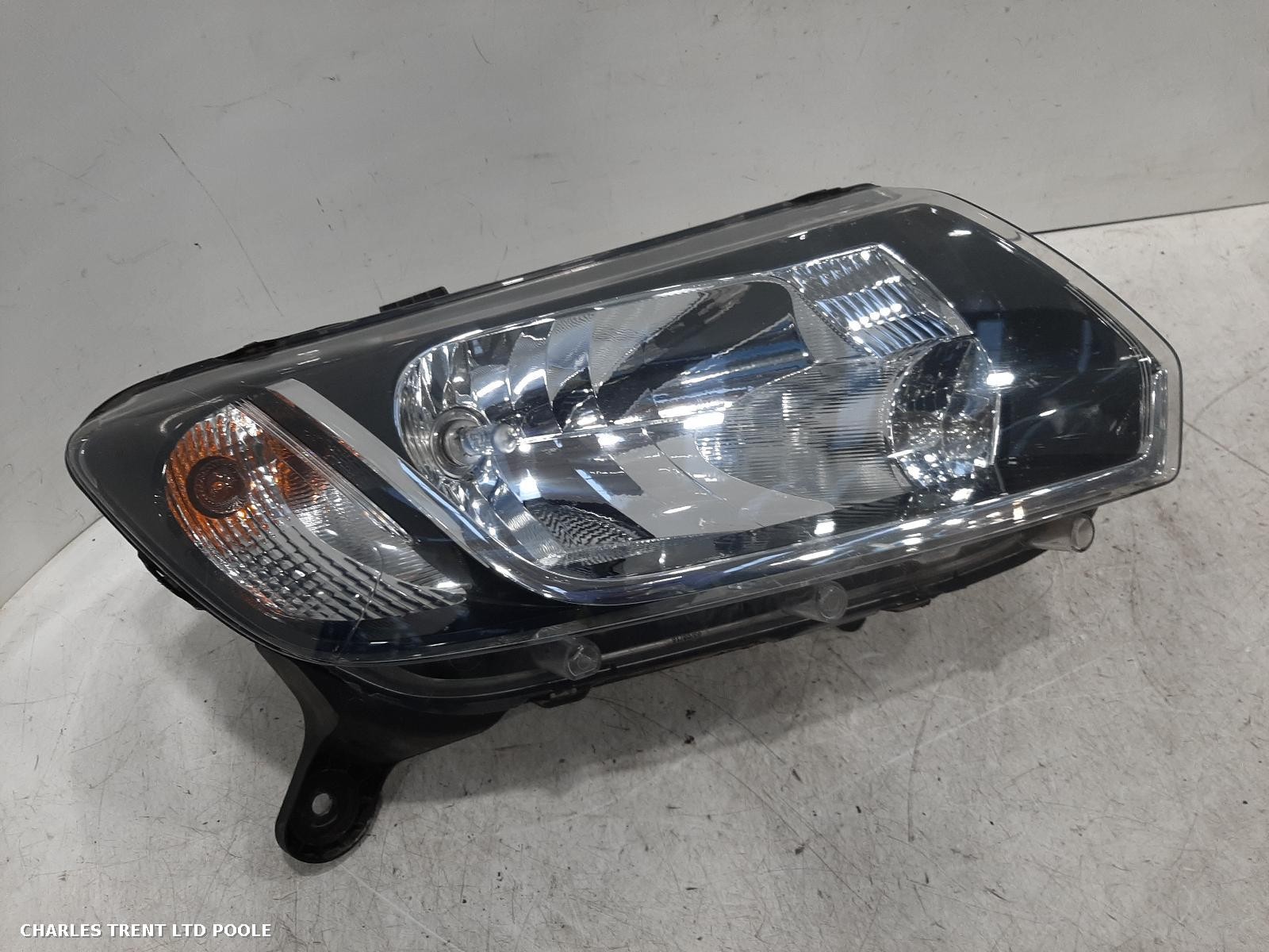 2016 - DACIA - SANDERO STEPWAY - HEADLIGHT / HEADLAMP (RIGHT / DRIVER SIDE)