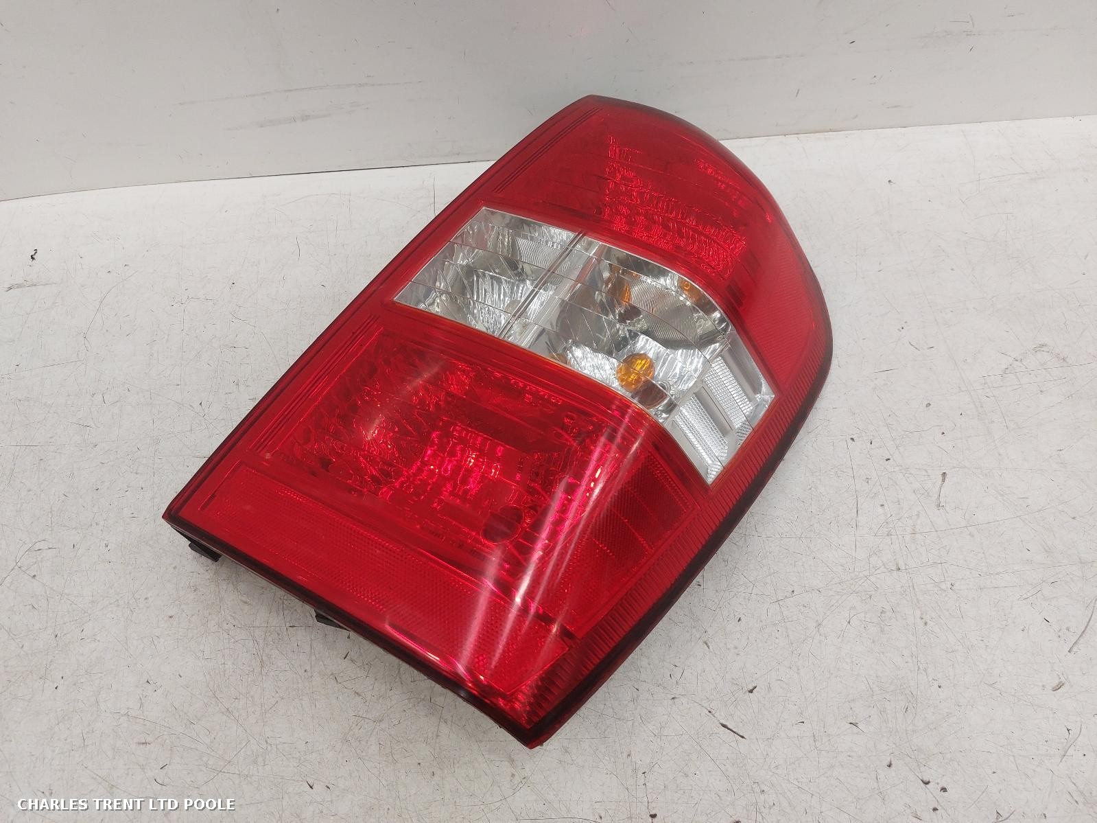 2006 - KIA - SEDONA - TAIL LIGHT / REAR LIGHT (RIGHT / DRIVER SIDE)