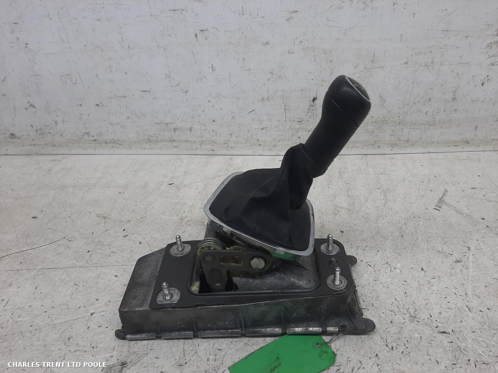 2010 - VOLKSWAGEN - POLO - GEAR STICK