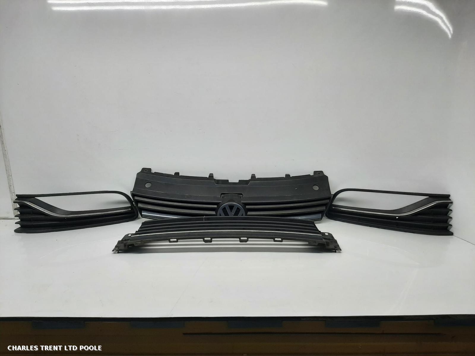 2014 - VOLKSWAGEN - POLO - GRILLE