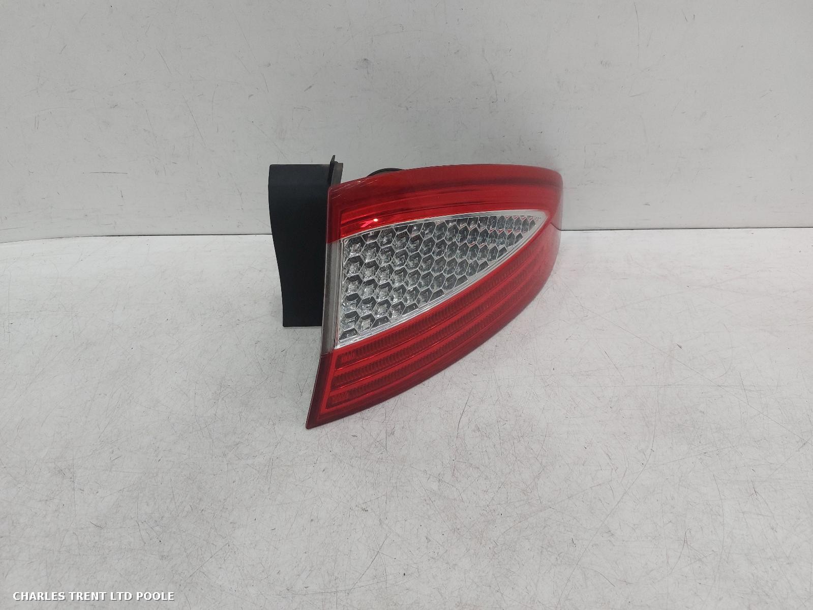 2010 - FORD - MONDEO - TAIL LIGHT / REAR LIGHT (RIGHT / DRIVER SIDE)