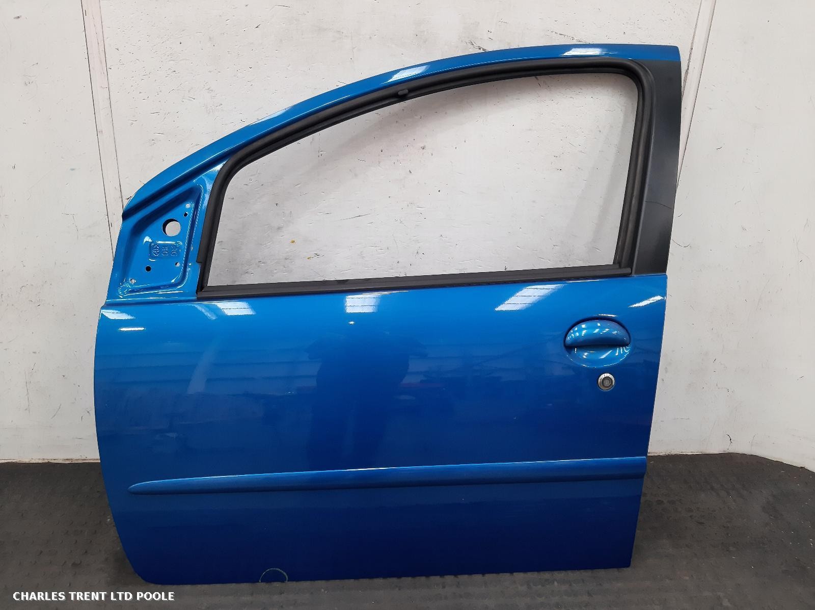 2010 - TOYOTA - AYGO - DOOR (FRONT - LEFT / PASSENGER SIDE)