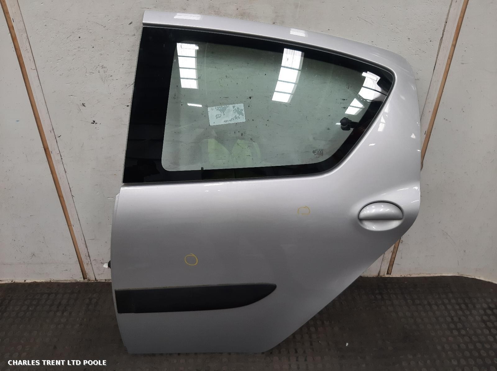 2009 - TOYOTA - AYGO - DOOR (REAR - LEFT / PASSENGER SIDE)