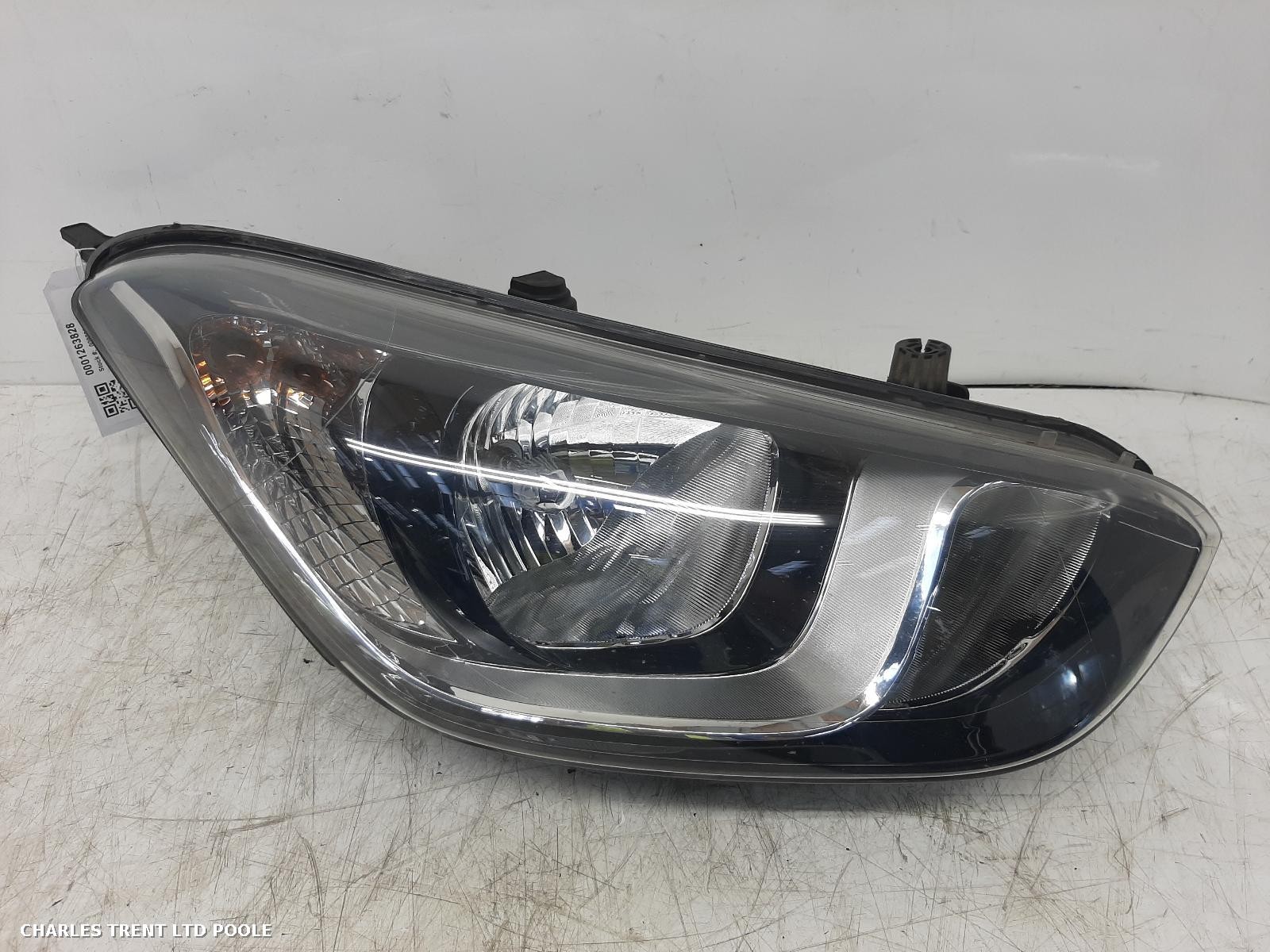 2015 - HYUNDAI - I20 - HEADLIGHT / HEADLAMP (RIGHT / DRIVER SIDE)