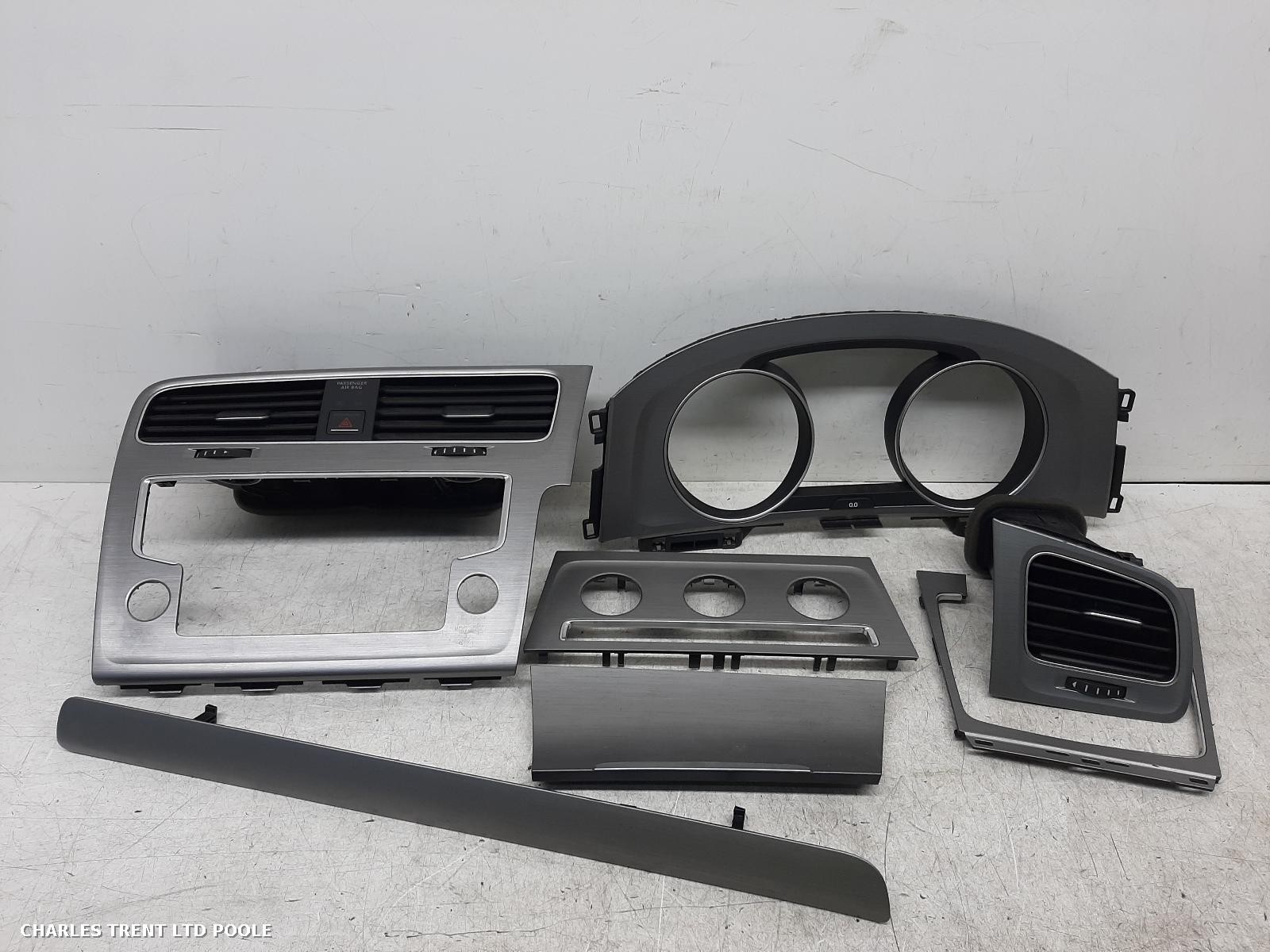 2014 - VOLKSWAGEN - GOLF - TRIM PANEL