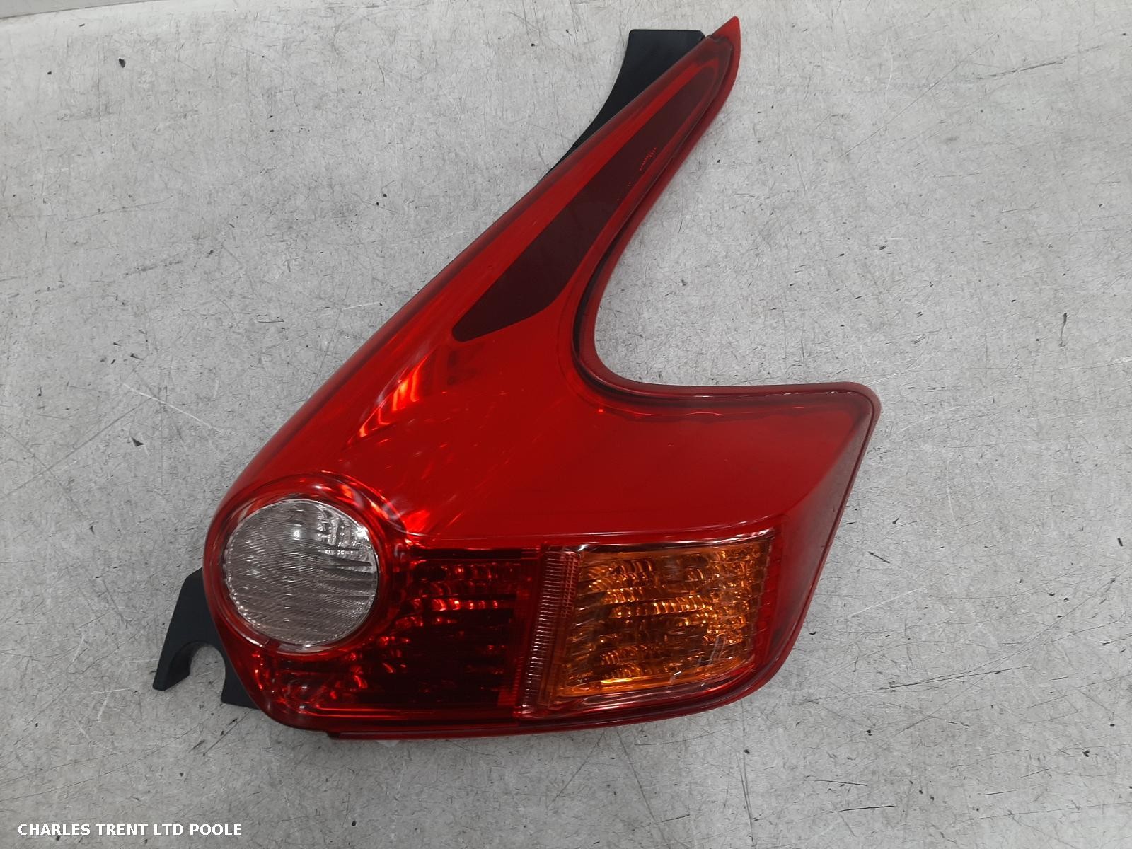 2011 - NISSAN - JUKE - TAIL LIGHT / REAR LIGHT (RIGHT / DRIVER SIDE)