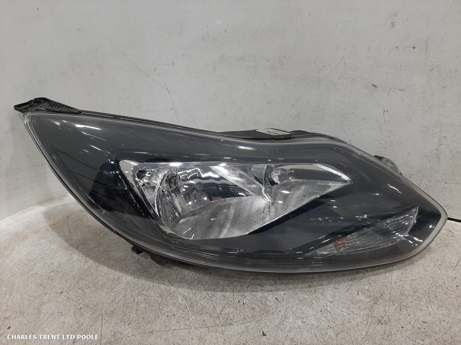 2014 - FORD - FOCUS - HEADLIGHT / HEADLAMP (RIGHT / DRIVER SIDE)