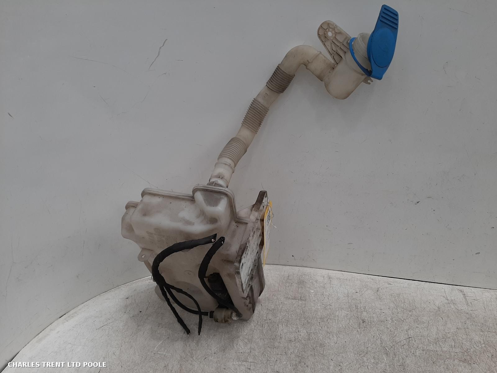 2011 - VOLKSWAGEN - GOLF - WASHER BOTTLE